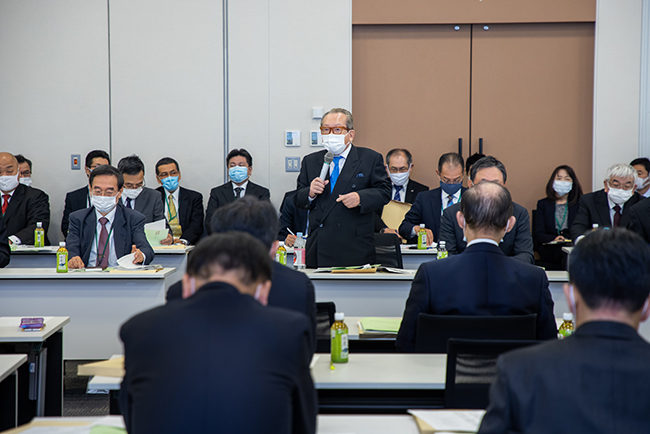 令和３年度税制改正・予算に関する最重点要望事項を説明する坂本会長
